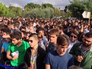 Studenti in attesa del test in Albania